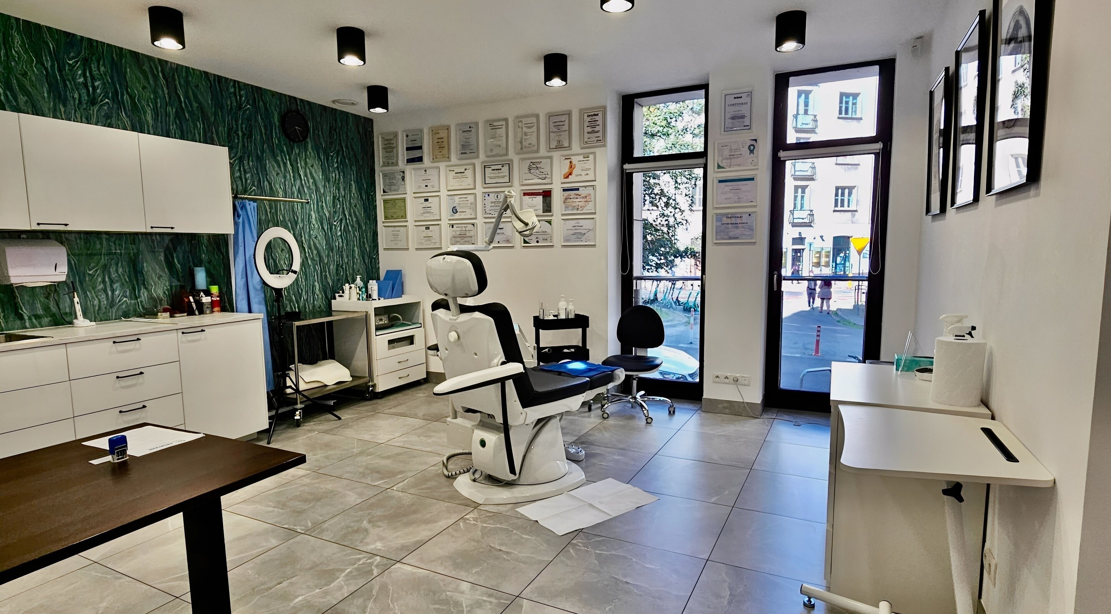 Wnętrze Propodis Małopolskie Centrum Zdrowej Stopy w Kraków, Małopolskie, PL, z nowoczesnym fotelem.