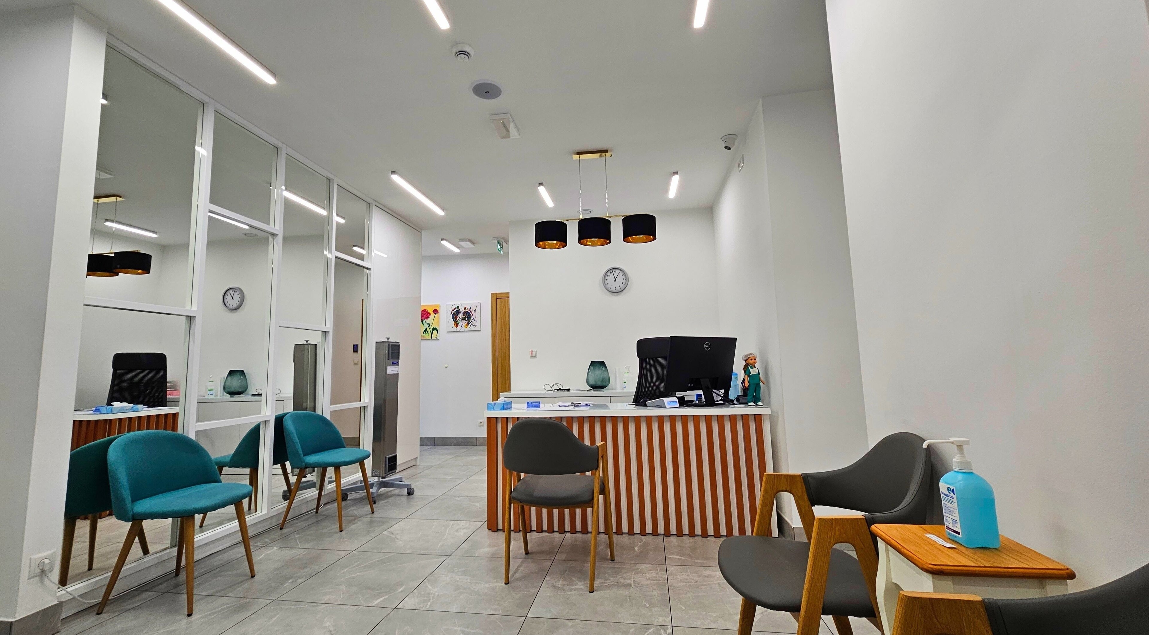 Recepcja w Propodis Małopolskie Centrum Zdrowej Stopy, Kraków, Małopolskie, PL. Nowoczesne wnętrze z eleganckim wystrojem.