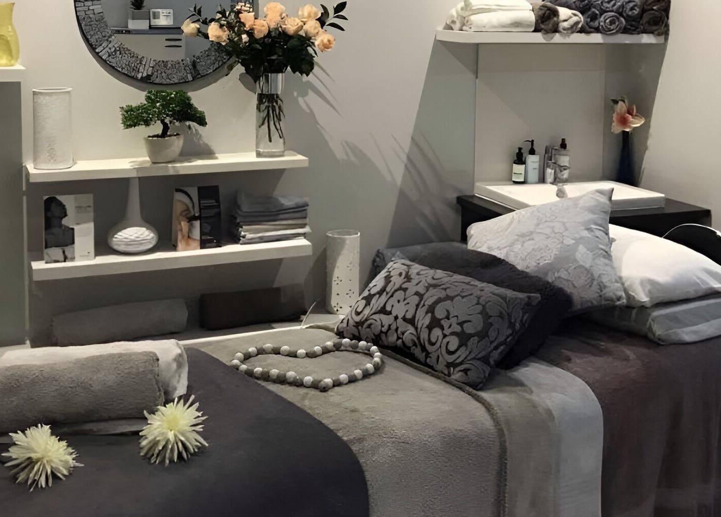 Luxurious spa room at Cindy’s Skincare at Tiffanys on Dolphin Coast, Kwazulu-natal, ZA, featuring plush towels.