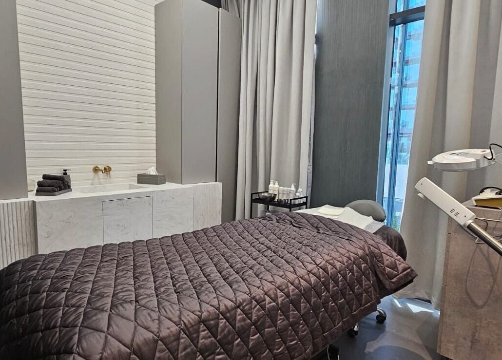 Luxurious treatment room at Expert Center, Dubai, Dubai, AE, featuring a cozy bed and elegant decor.