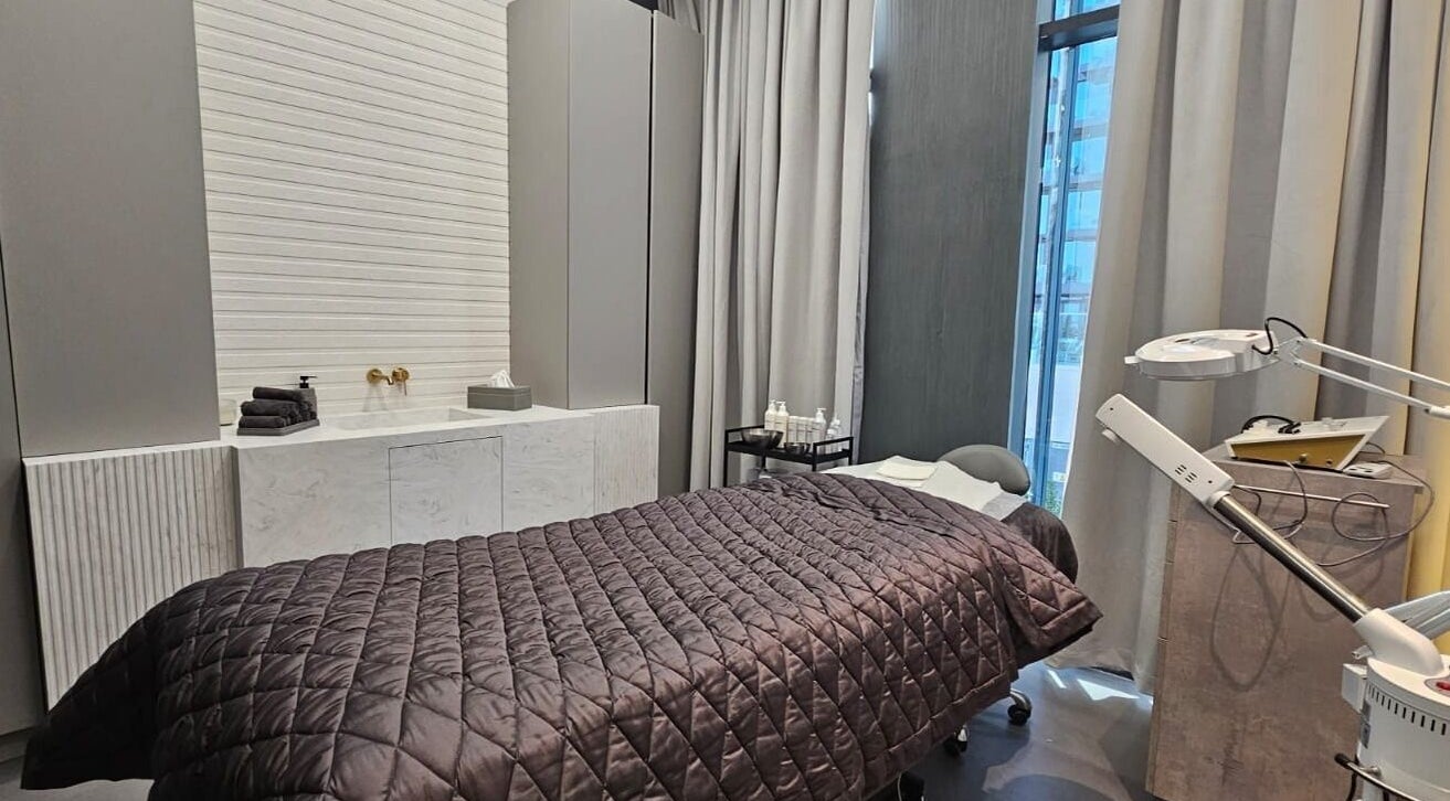 Luxurious treatment room at Expert Center, Dubai, Dubai, AE, featuring a cozy bed and elegant decor.