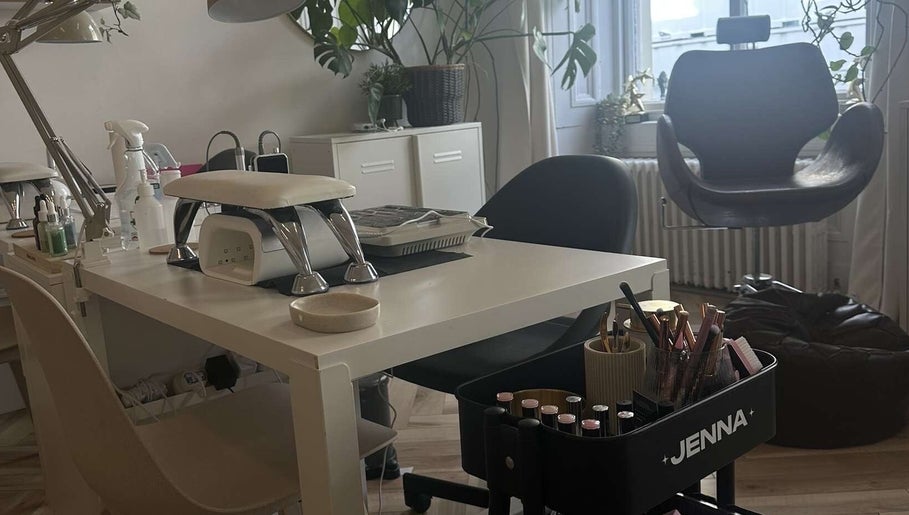Brodies Beauty Lounge at House of NAF!, bild 1