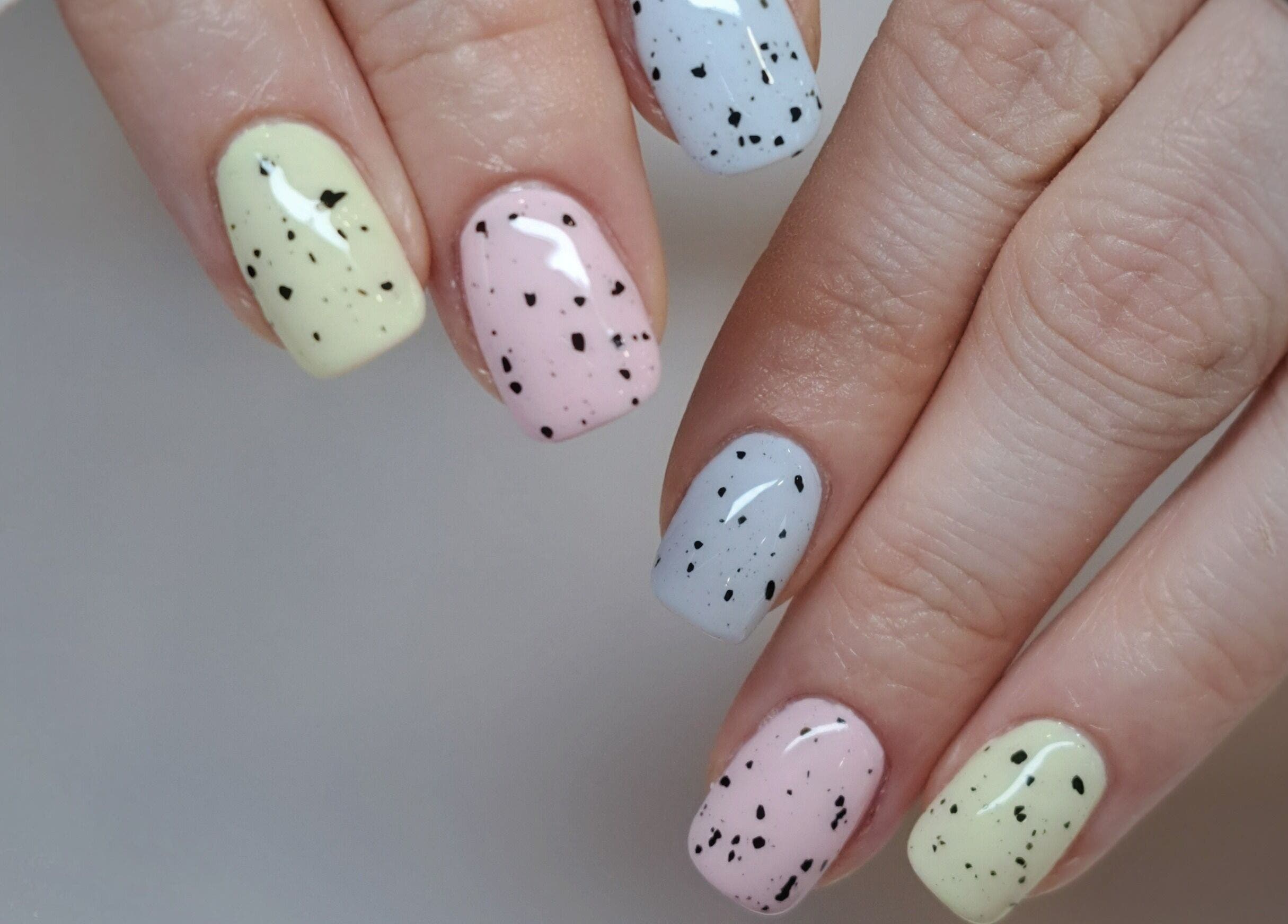 Pastel speckled nail art at MB Beauty Nails, Spalding, England, GB. Perfect mix of creativity and elegance.