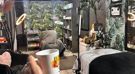 Cozy treatment room at Lashalee Beauty in Benoni, Gauteng, ZA, featuring lush green decor and a comfy chair.