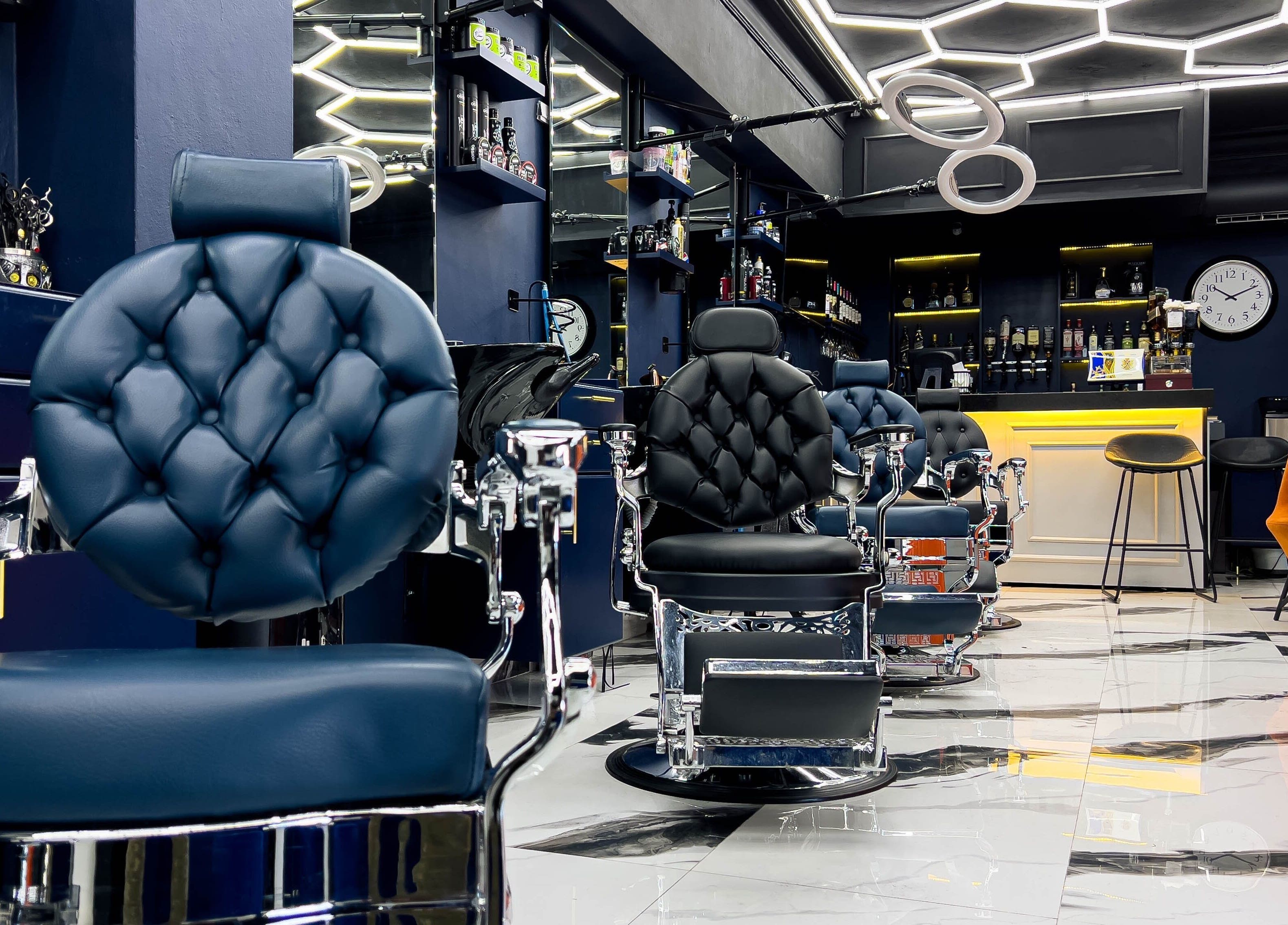 Interior moderno de GS Hairdresser en Santo Domingo, Distrito Nacional, DO con sillas de peluquería de cuero.