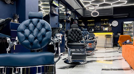 Interior moderno de GS Hairdresser en Santo Domingo, Distrito Nacional, DO con sillas de peluquería de cuero.