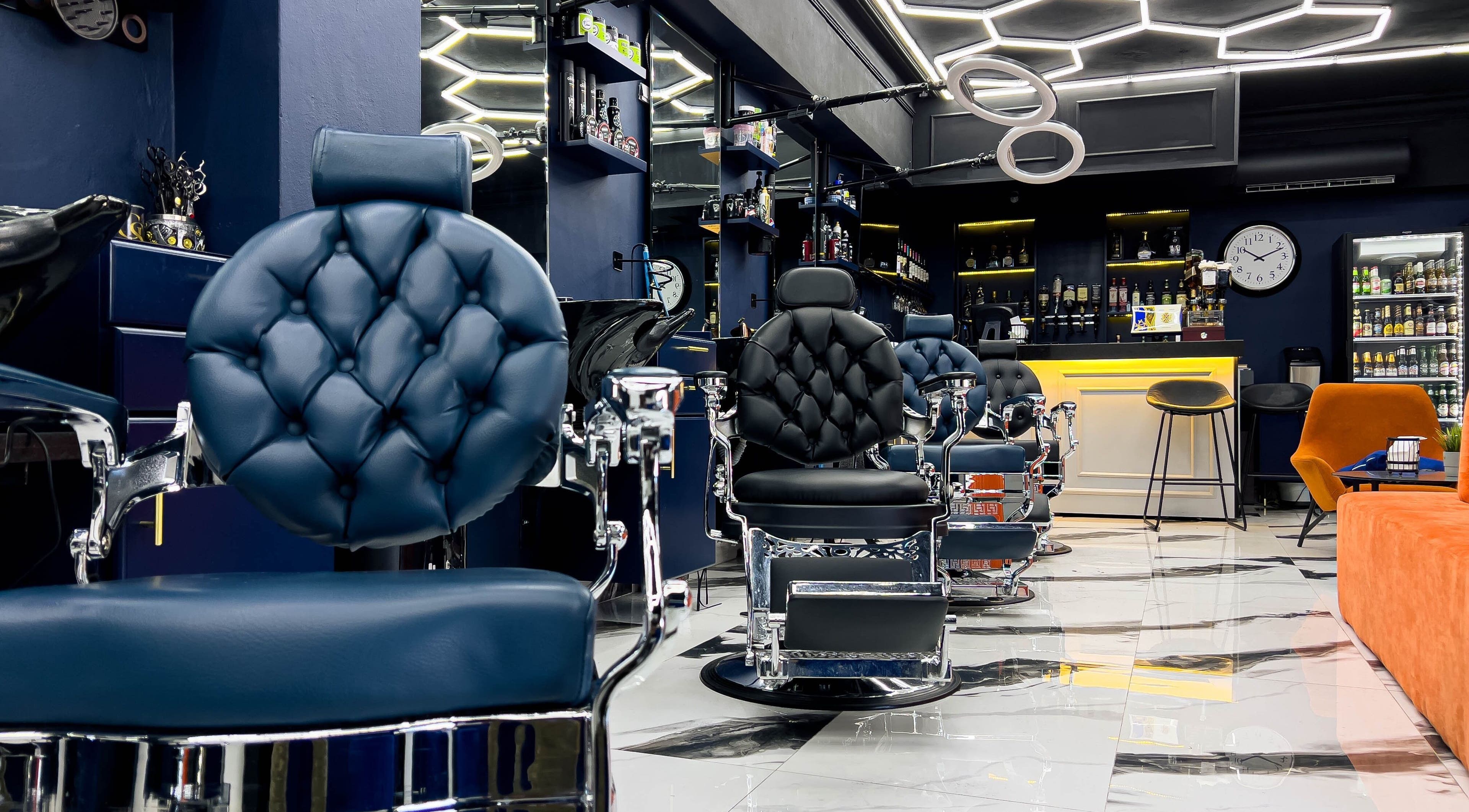 Interior moderno de GS Hairdresser en Santo Domingo, Distrito Nacional, DO con sillas de peluquería de cuero.