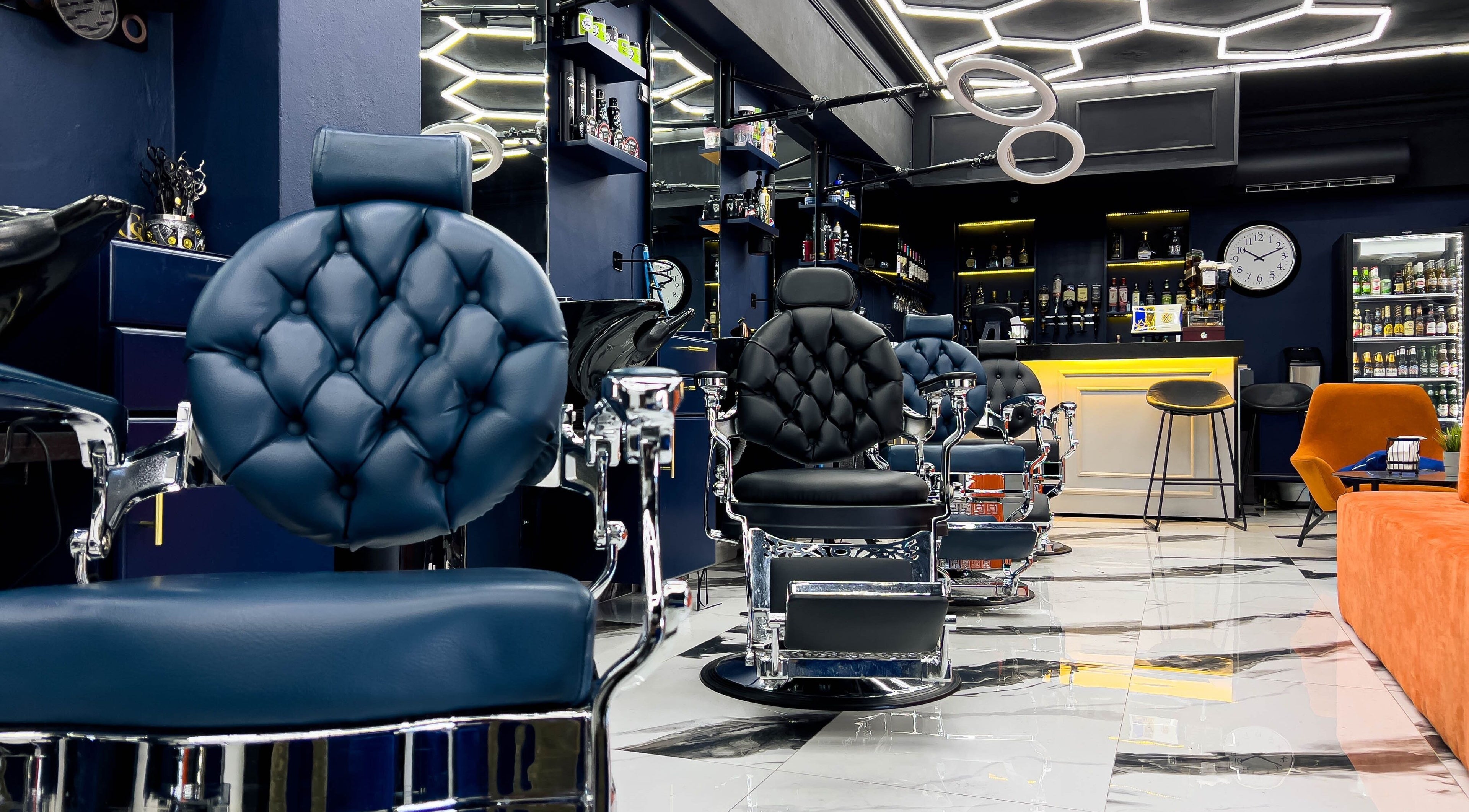 Interior moderno de GS Hairdresser en Santo Domingo, Distrito Nacional, DO con sillas de peluquería de cuero.