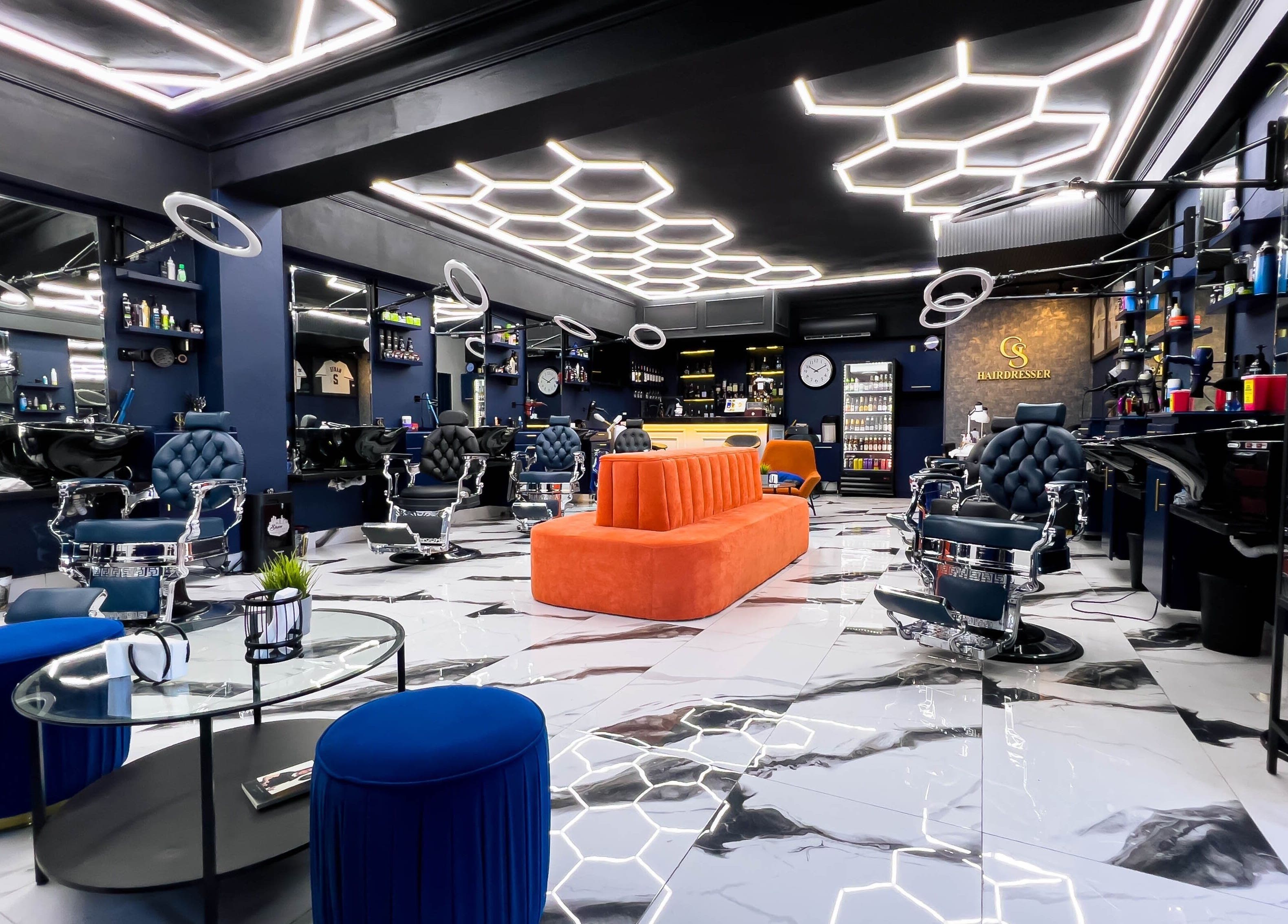 Interior de GS Hairdresser en Santo Domingo, Distrito Nacional, DO, con diseño moderno y sillas elegantes.