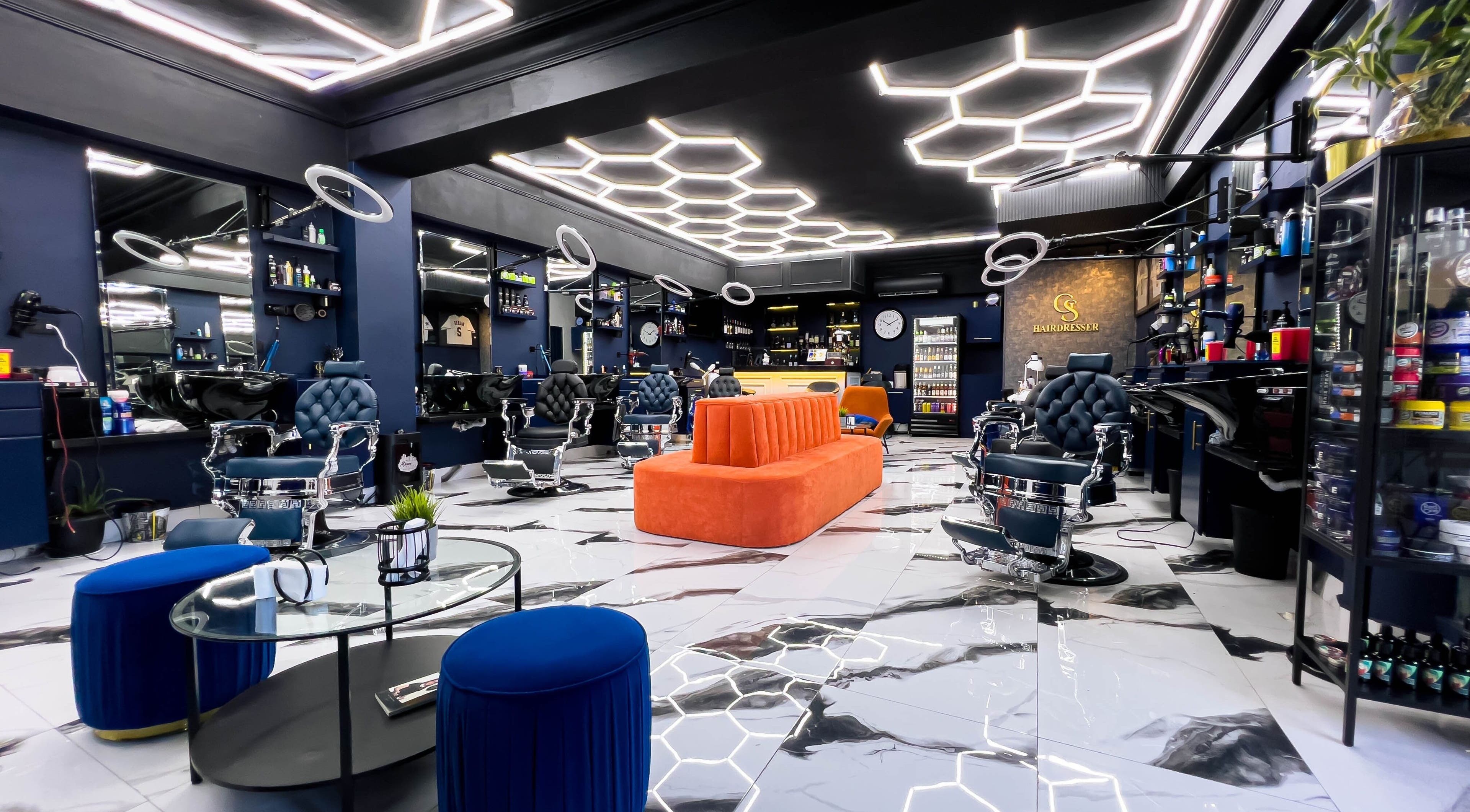 Interior de GS Hairdresser en Santo Domingo, Distrito Nacional, DO, con diseño moderno y sillas elegantes.