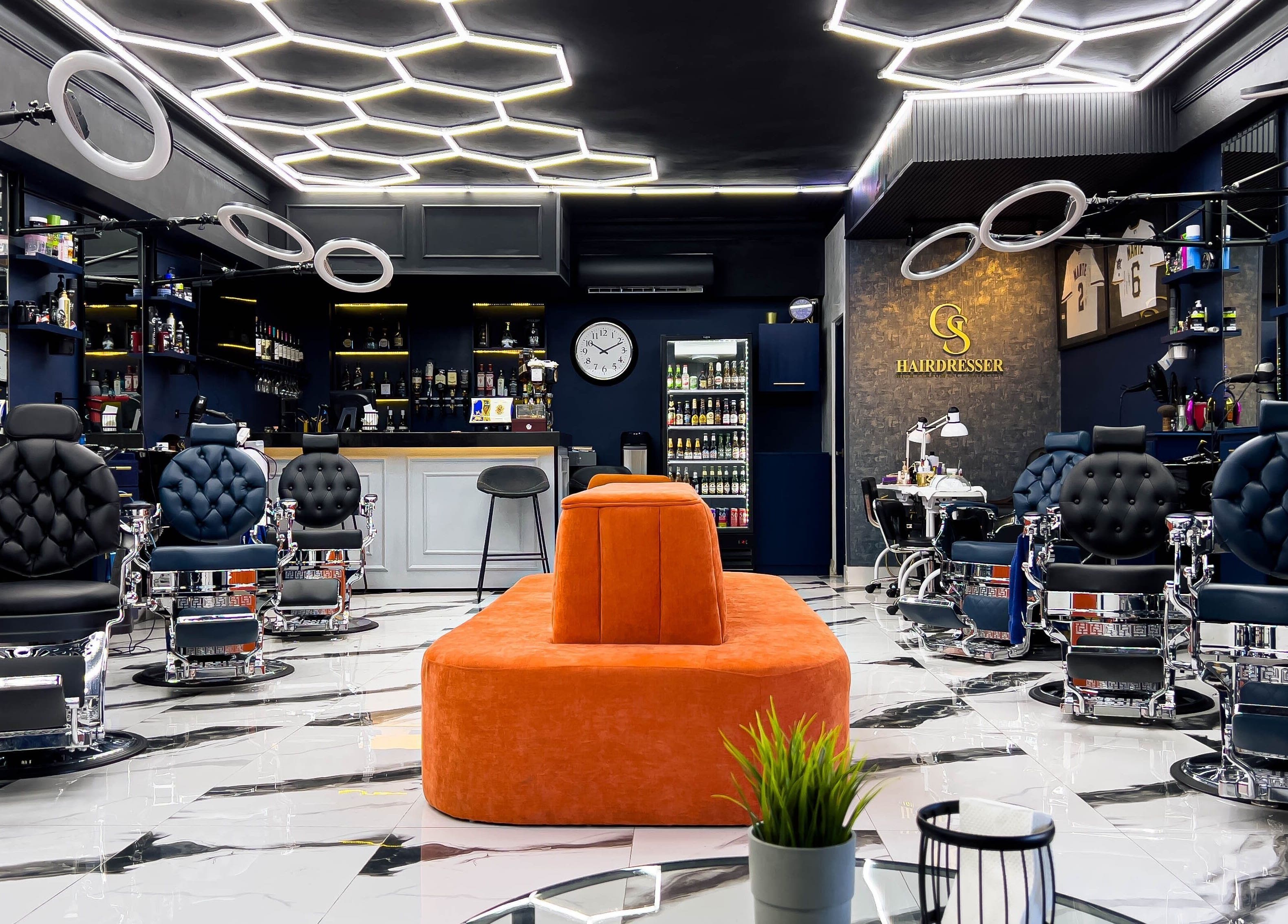 Interior moderno de GS Hairdresser, Santo Domingo, Distrito Nacional, DO, con sillas de peluquería de lujo.