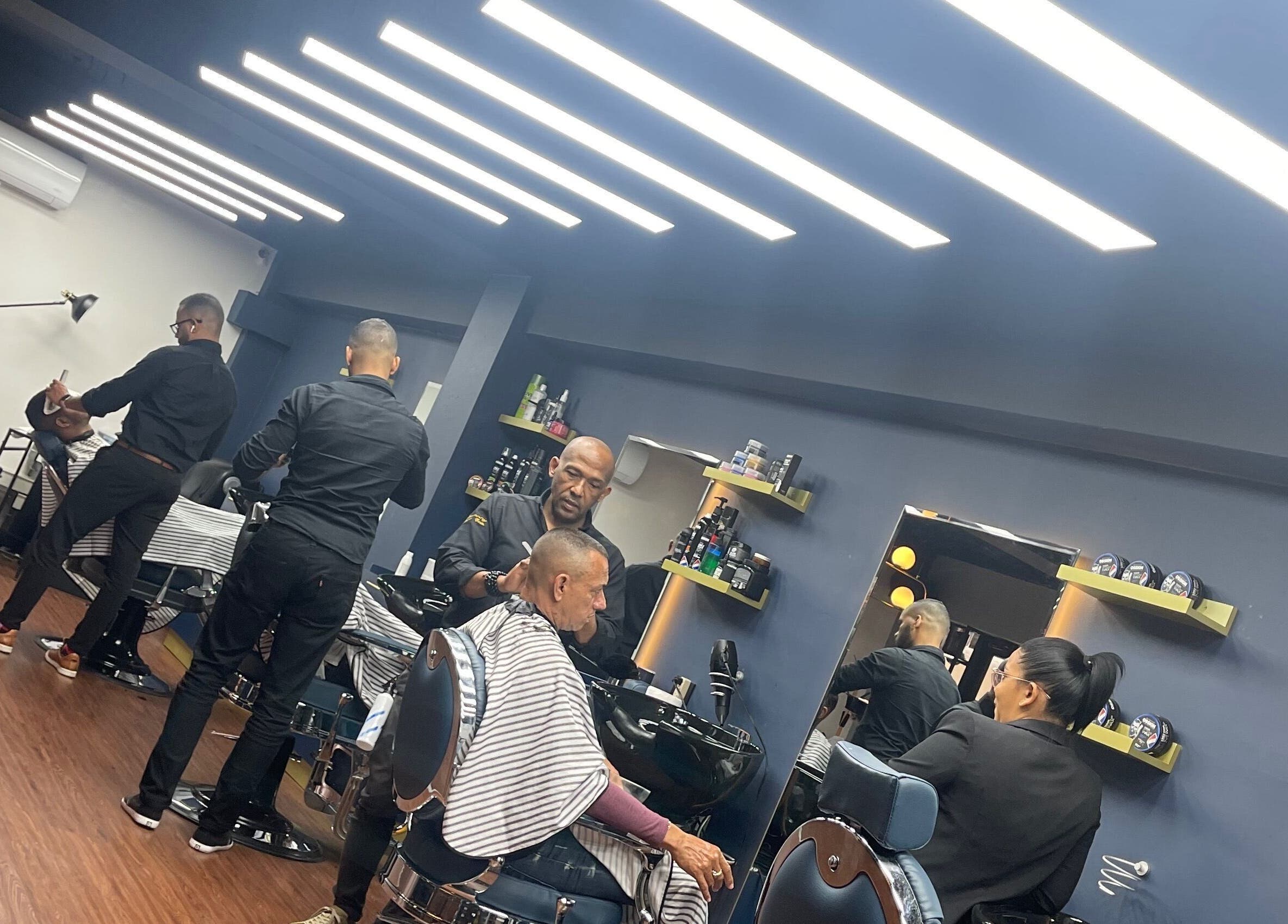 Interior de GS Hairdresser en Santo Domingo, Distrito Nacional, DO, mostrando estilistas trabajando.