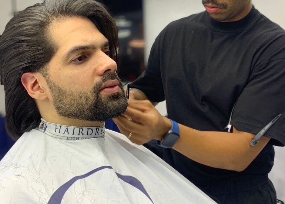 Cliente recibiendo corte de barba en GS Hairdresser, Santo Domingo, Distrito Nacional, DO.