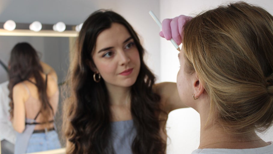 Professional brow shaping at Ekaterina Kuzmina, Cascais, Lisboa, PT. Expert detail in a chic setting.