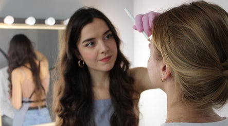 Professional brow shaping at Ekaterina Kuzmina, Cascais, Lisboa, PT. Expert detail in a chic setting.
