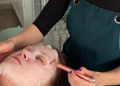 Facial treatment at Ekaterina Kuzmina in Cascais, Lisboa, PT with a soothing mask and massage.