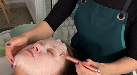 Facial treatment at Ekaterina Kuzmina in Cascais, Lisboa, PT with a soothing mask and massage.