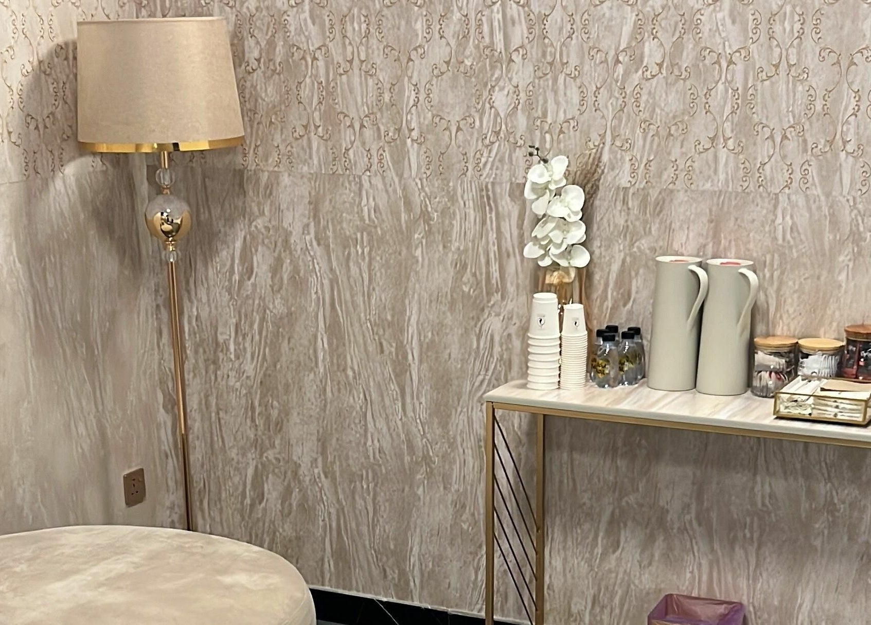 Cozy corner at Beauty Owners, Riyadh with luxurious decor and amenities offering comfort and relaxation.