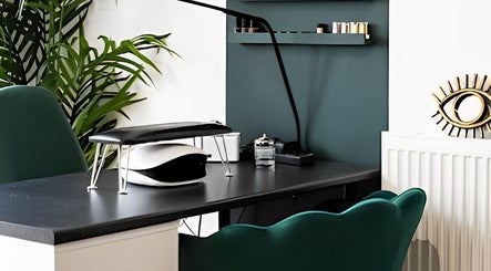 Flos’ Beauty Box in Stroud, England, GB features a modern desk with a chair and greenery for a serene environment.
