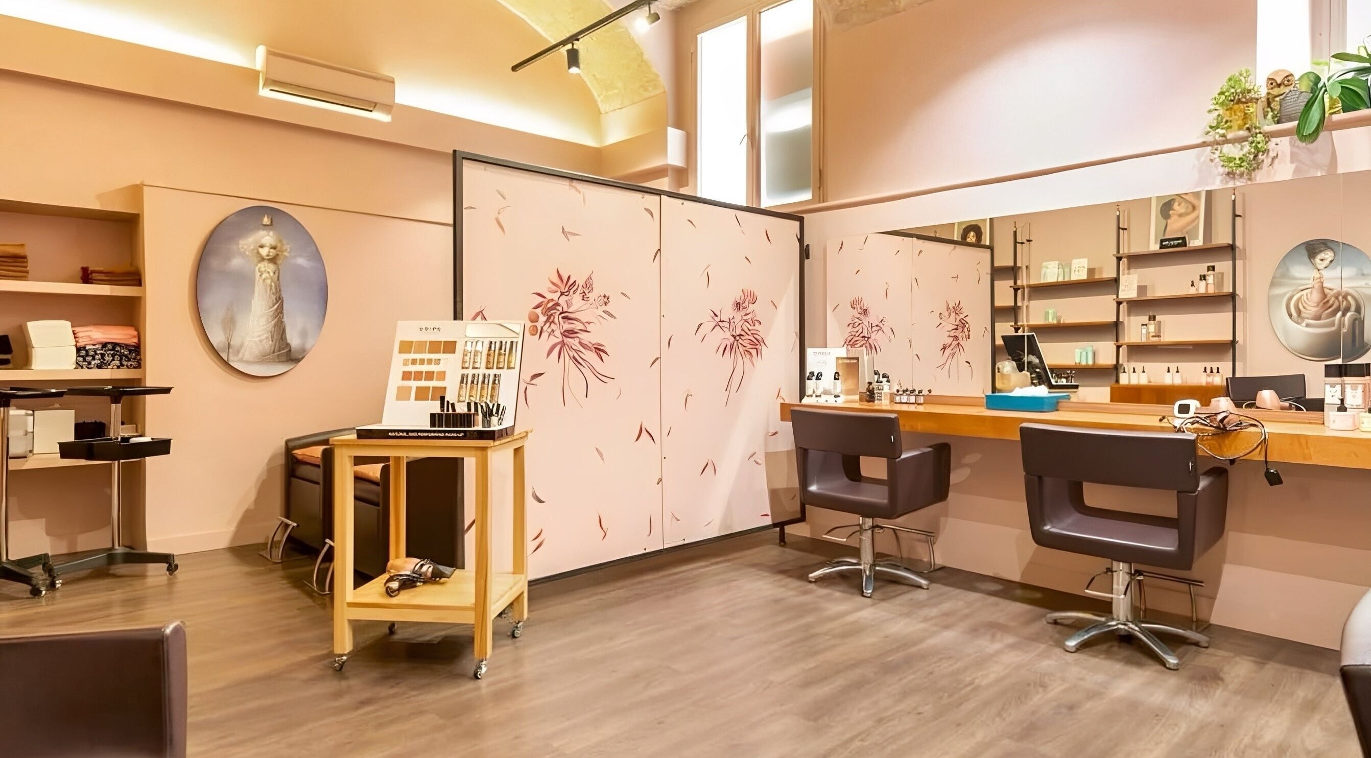 Interno di CONCURA Hair Salon a Roma, Lazio, IT con decorazioni floreali in sfondo rosa.