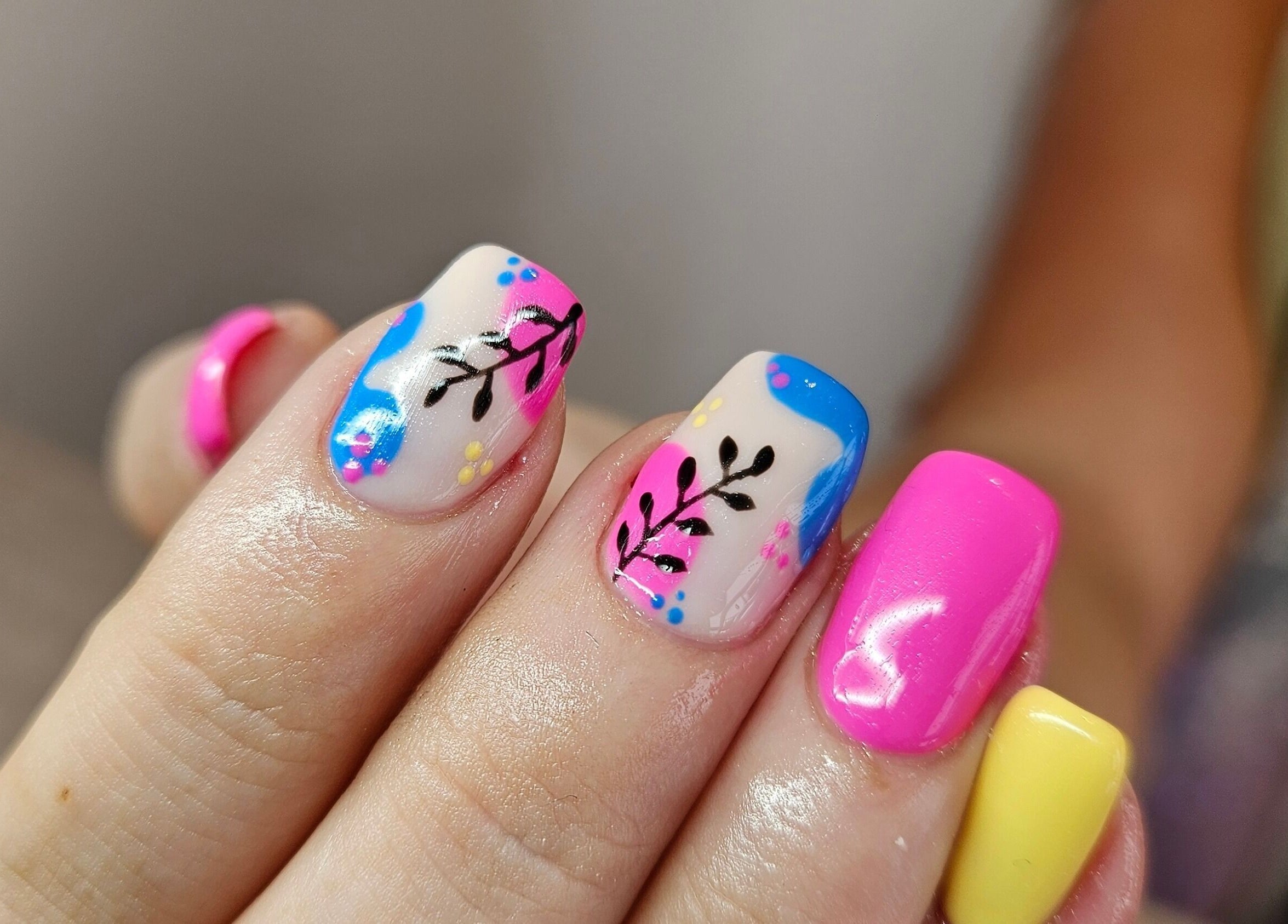 Vibrant floral nail designs at Bella Vida Beauty, Crossgates, Scotland, GB.
