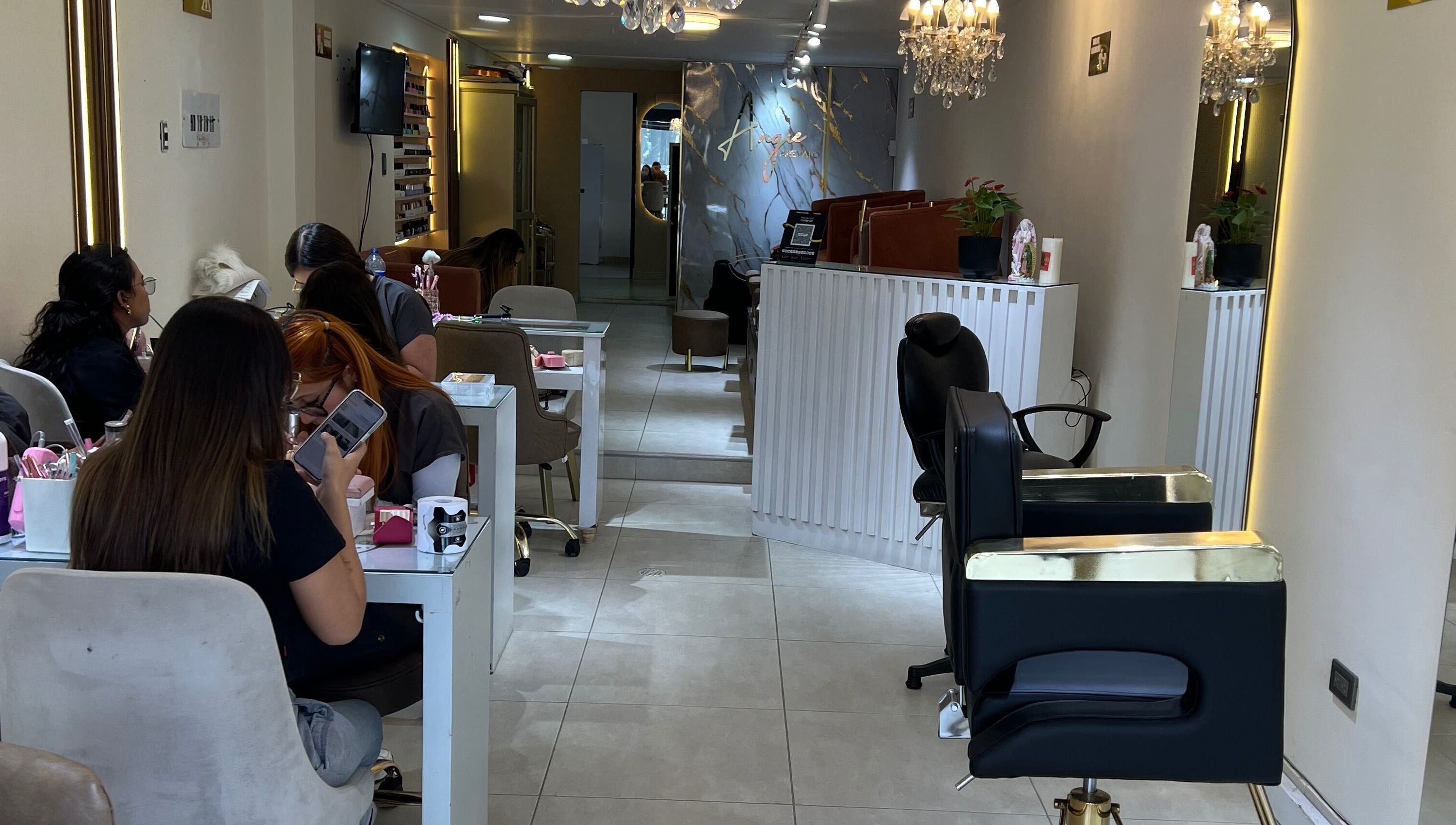 Interior de Angie Arevalo Nails Spa en Bogotá, Bogotá, CO con clientes recibiendo servicios de belleza.