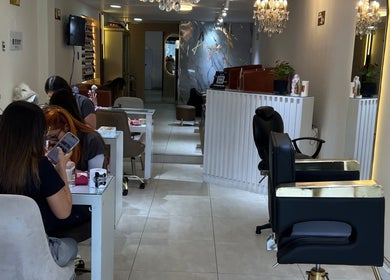 Interior de Angie Arevalo Nails Spa en Bogotá, Bogotá, CO con clientes recibiendo servicios de belleza.