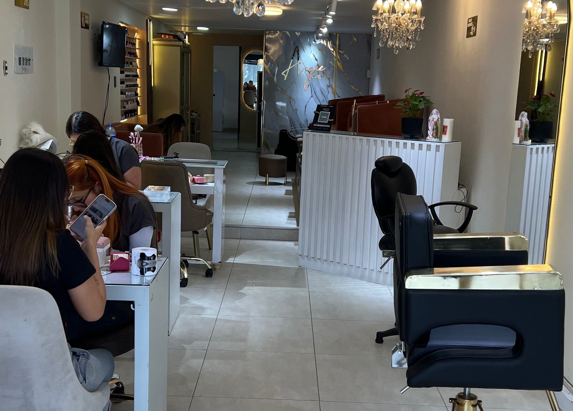 Interior de Angie Arevalo Nails Spa en Bogotá, Bogotá, CO con clientes recibiendo servicios de belleza.