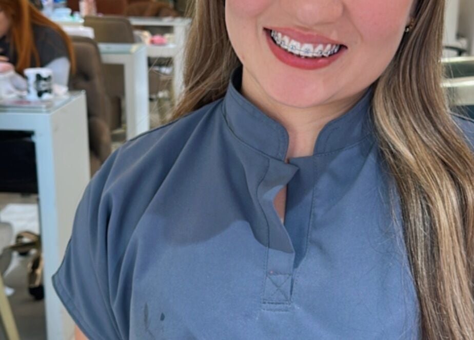 Empleado sonriendo en Angie Arevalo Nails Spa en Bogotá, Bogotá, CO, en entorno profesional y acogedor.