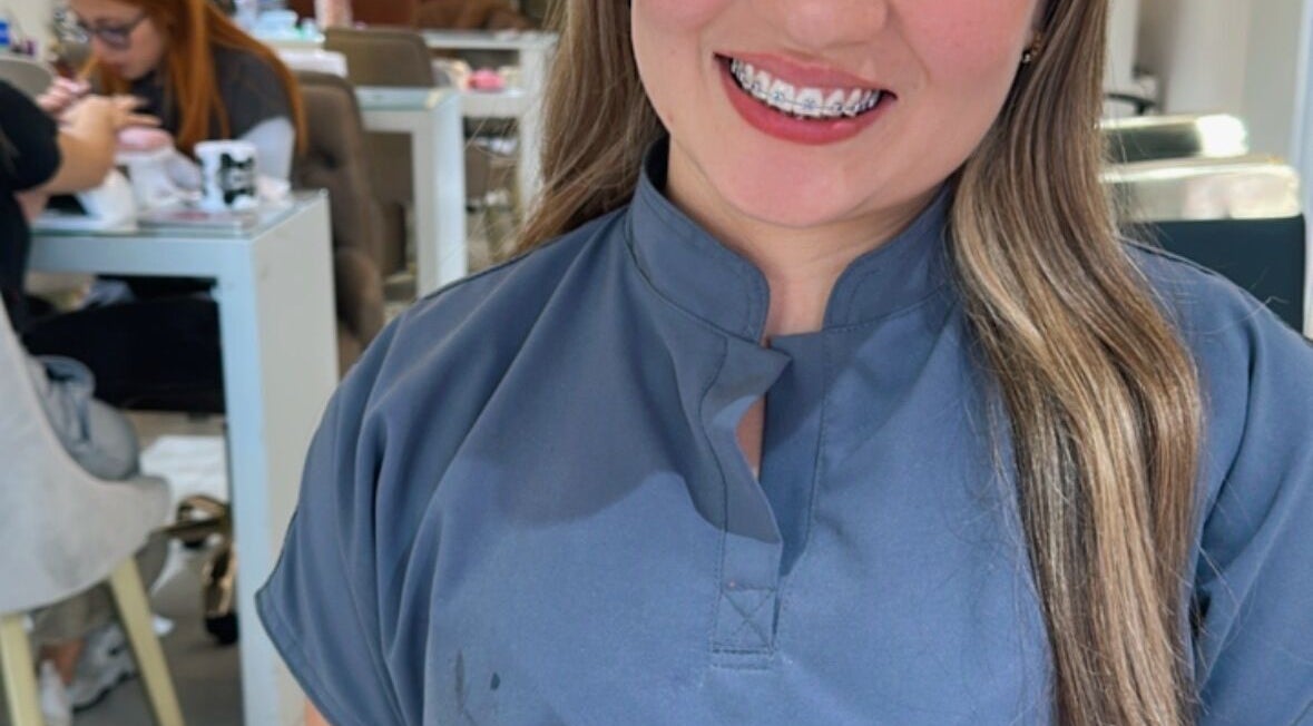 Empleado sonriendo en Angie Arevalo Nails Spa en Bogotá, Bogotá, CO, en entorno profesional y acogedor.
