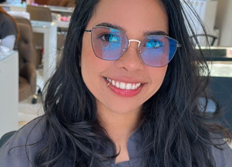 Cliente sonriente en Angie Arevalo Nails Spa en Bogotá, Bogotá, CO, luciendo un acabado de uñas perfecto.