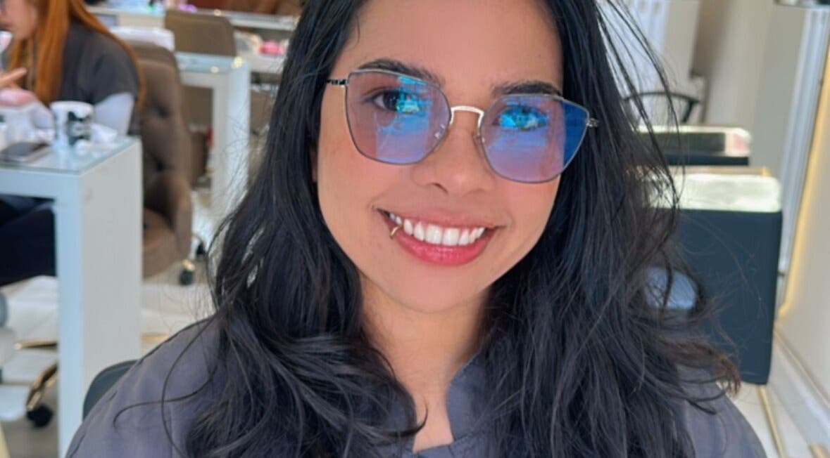 Cliente sonriente en Angie Arevalo Nails Spa en Bogotá, Bogotá, CO, luciendo un acabado de uñas perfecto.