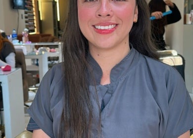 Especialista sonriente en Angie Arevalo Nails Spa, Bogotá. Acogedor ambiente de belleza y bienestar.