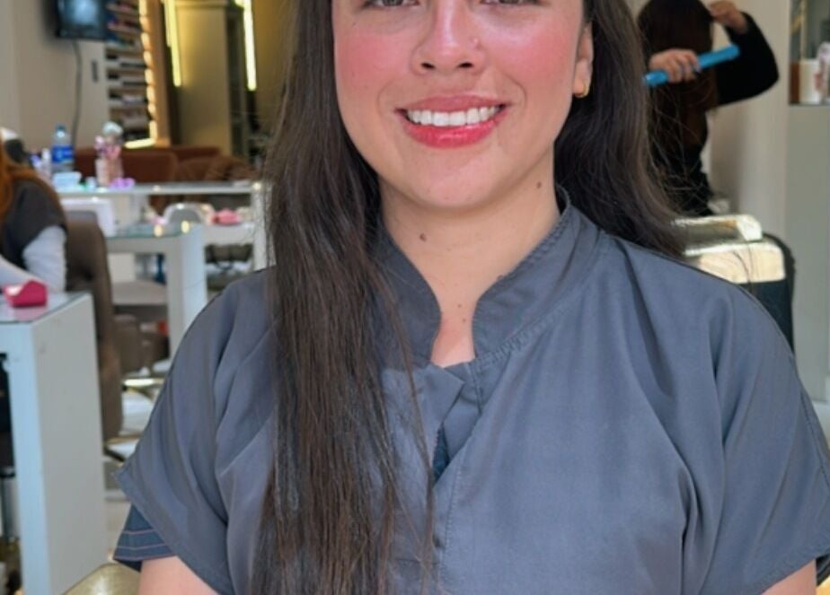 Especialista sonriente en Angie Arevalo Nails Spa, Bogotá. Acogedor ambiente de belleza y bienestar.