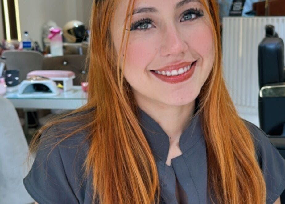 Esteticista sonriente en Angie Arevalo Nails Spa, Bogotá, Bogotá, CO, ofreciendo servicios de belleza.