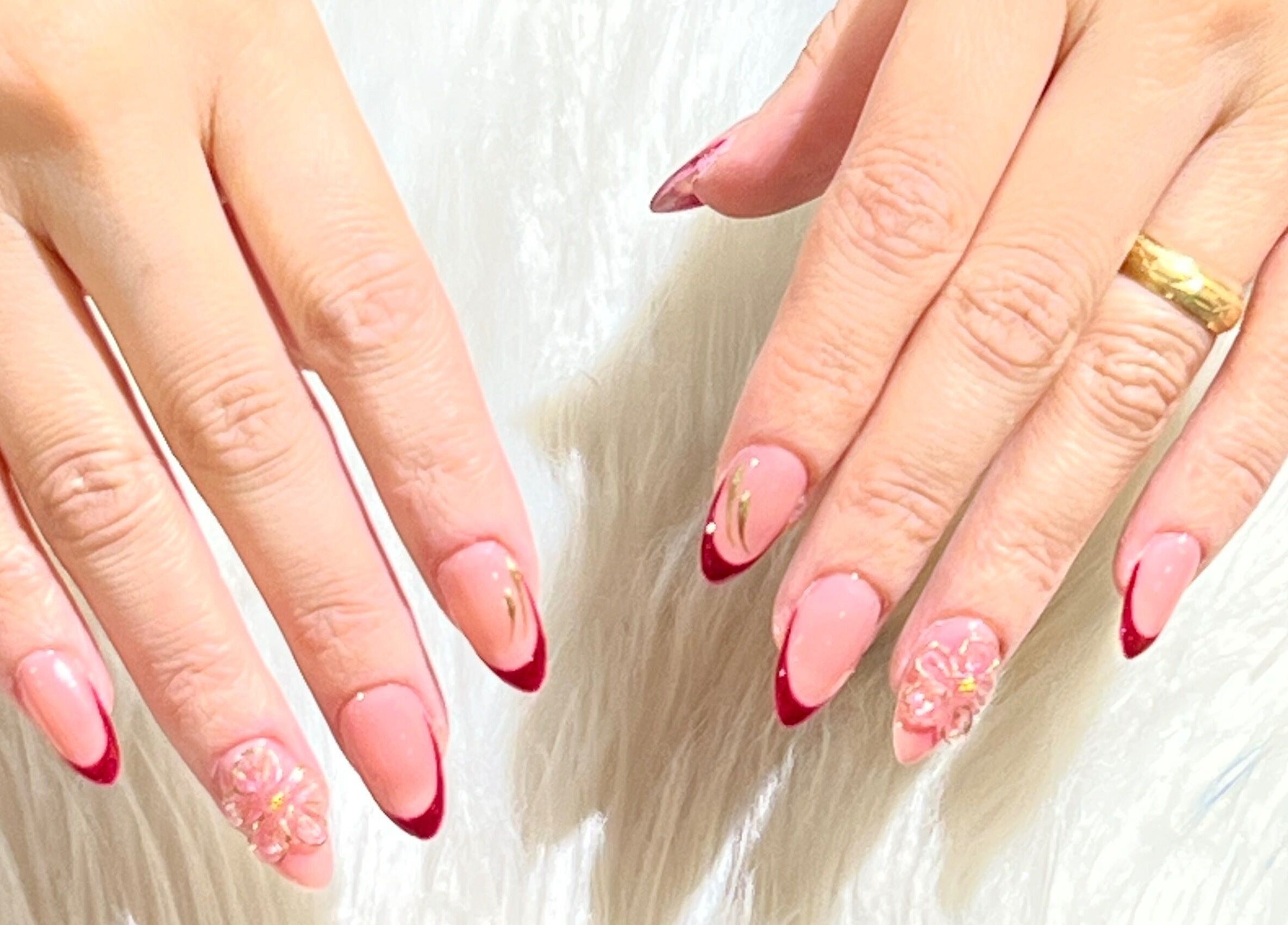 Uñas decoradas con diseños florales en Angie Arevalo Nails Spa, Bogotá, Bogotá, CO. Manicure sofisticado.