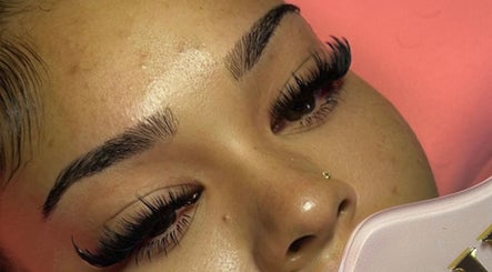 Extension de cils à Barbie Blink, La Savane, GP. Découvrez l'élégance personnalisée.