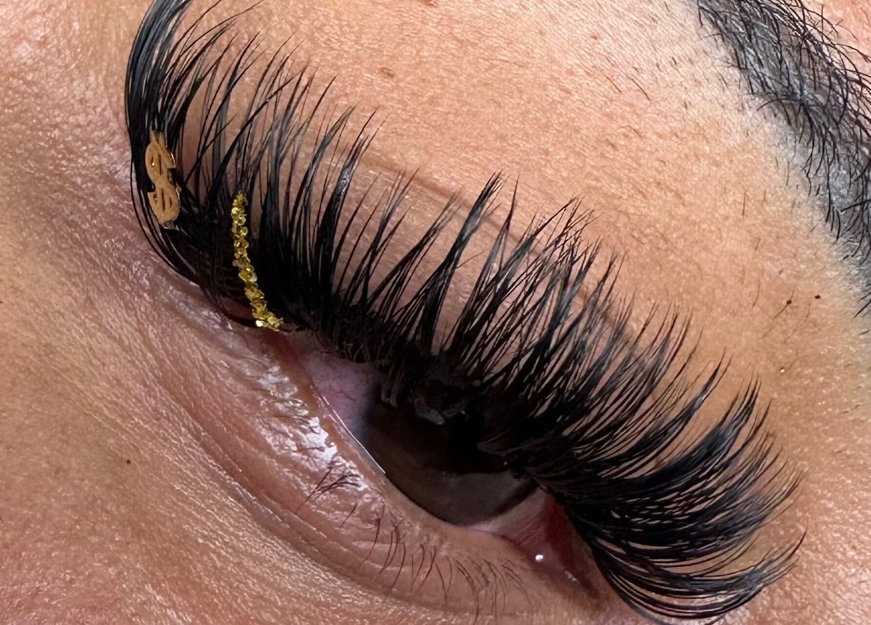 Extension de cils glamour à Barbie Blink, La Savane GP, avec détails dorés.