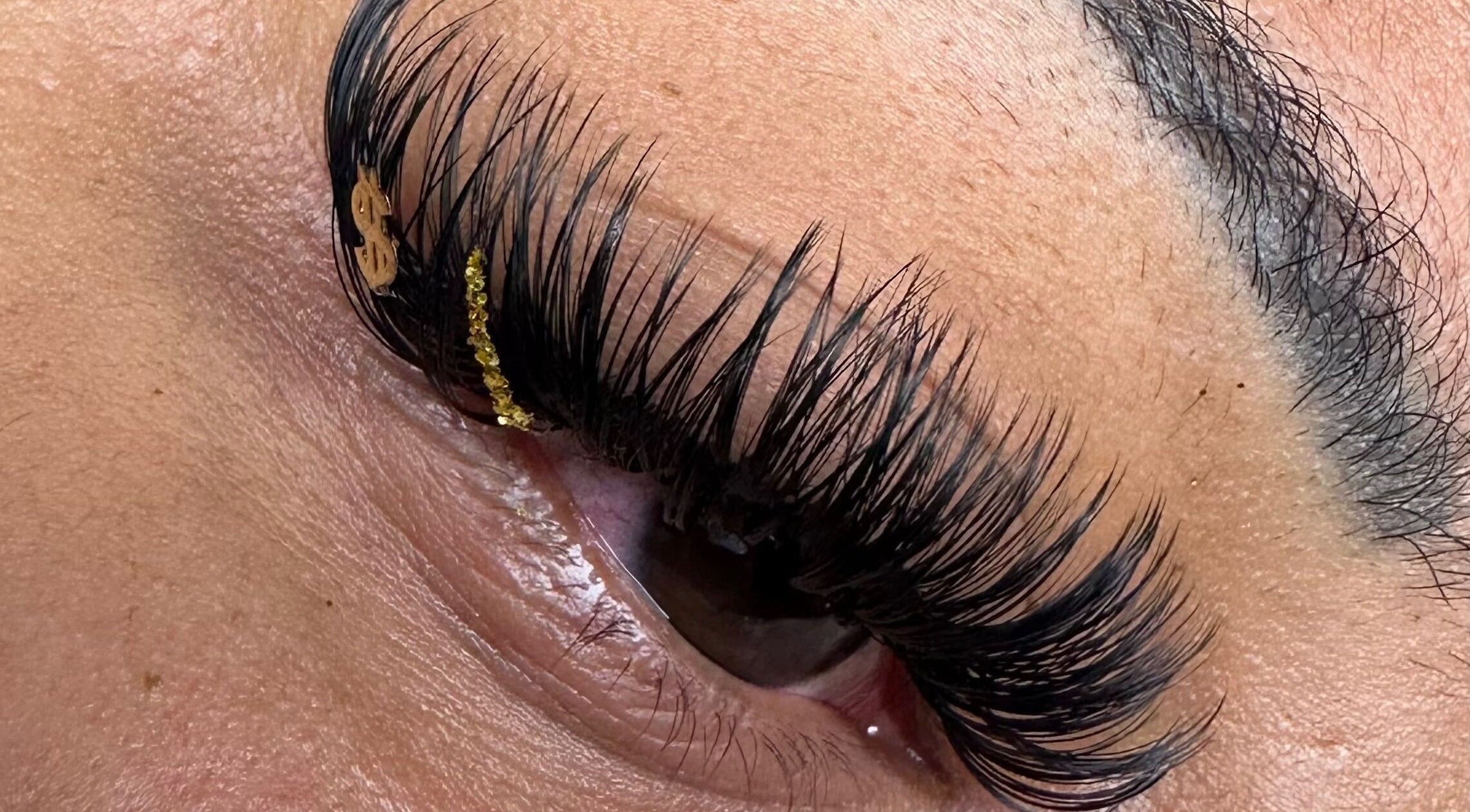 Extension de cils glamour à Barbie Blink, La Savane GP, avec détails dorés.