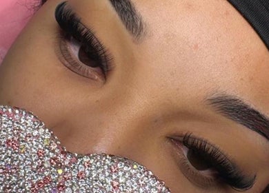 Cils magnifiquement allongés à Barbie Blink, La Savane, GP, mettant en valeur l'art de l'extensions.