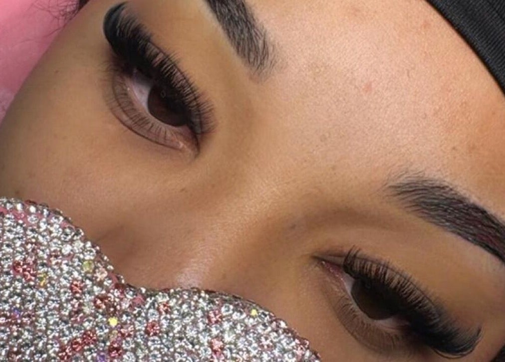 Cils magnifiquement allongés à Barbie Blink, La Savane, GP, mettant en valeur l'art de l'extensions.