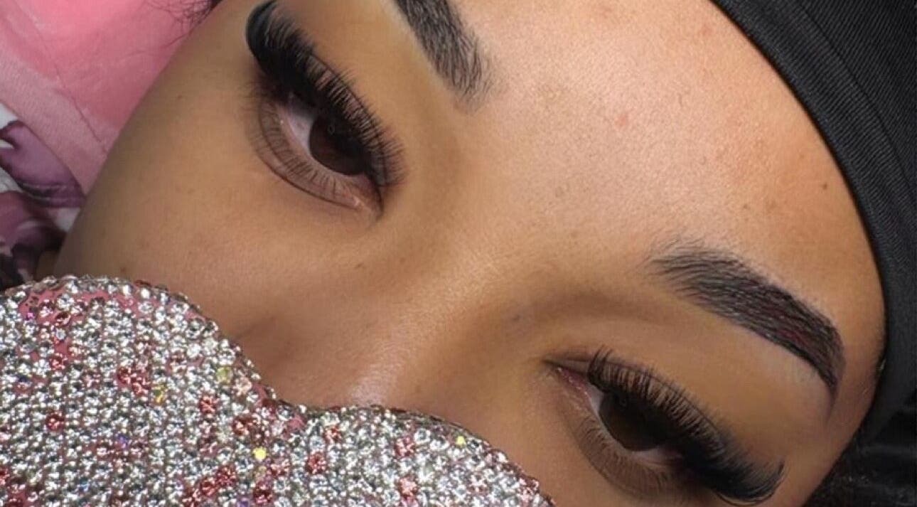 Cils magnifiquement allongés à Barbie Blink, La Savane, GP, mettant en valeur l'art de l'extensions.