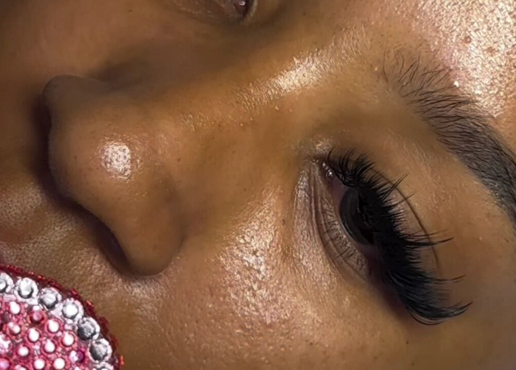 Élégantes extensions de cils à Barbie Blink, La Savane, GP, capture d'un maquillage sophistiqué.