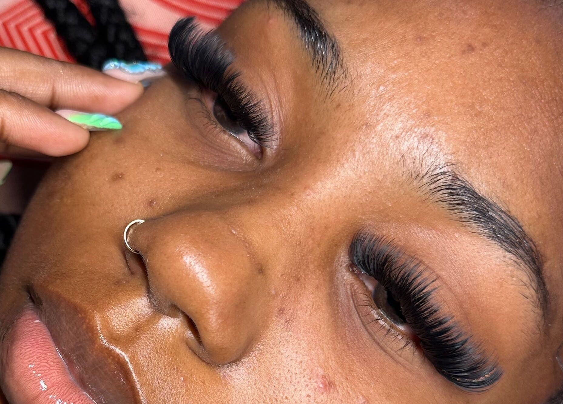 Extensions de cils volumineux chez Barbie Blink à La Savane, GP, pour un regard captivant.