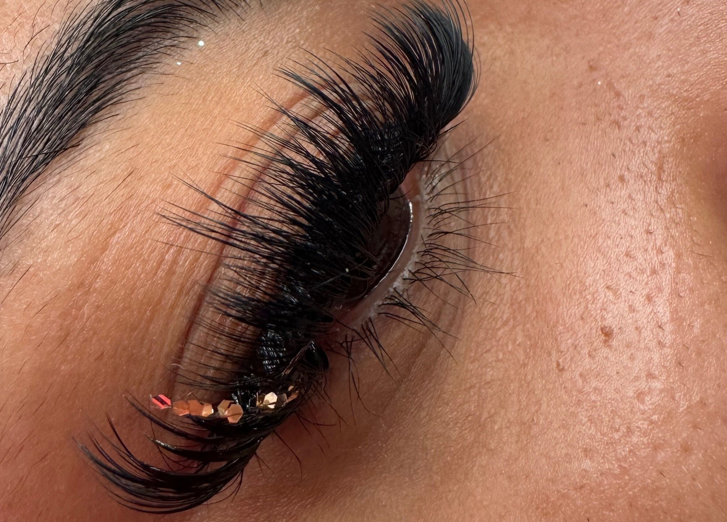 Extension de cils avec strass chez Barbie Blink, La Savane, GP, pour un regard captivant.