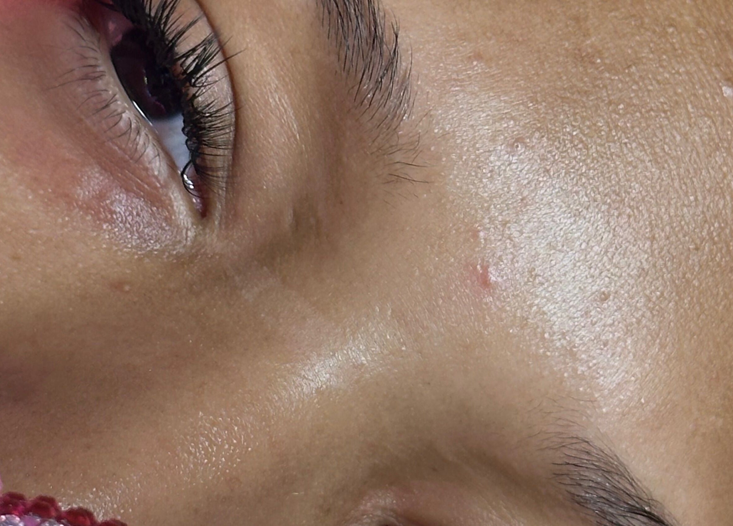 Close-up d'un œil avec de beaux cils à Barbie Blink, La Savane, GP.