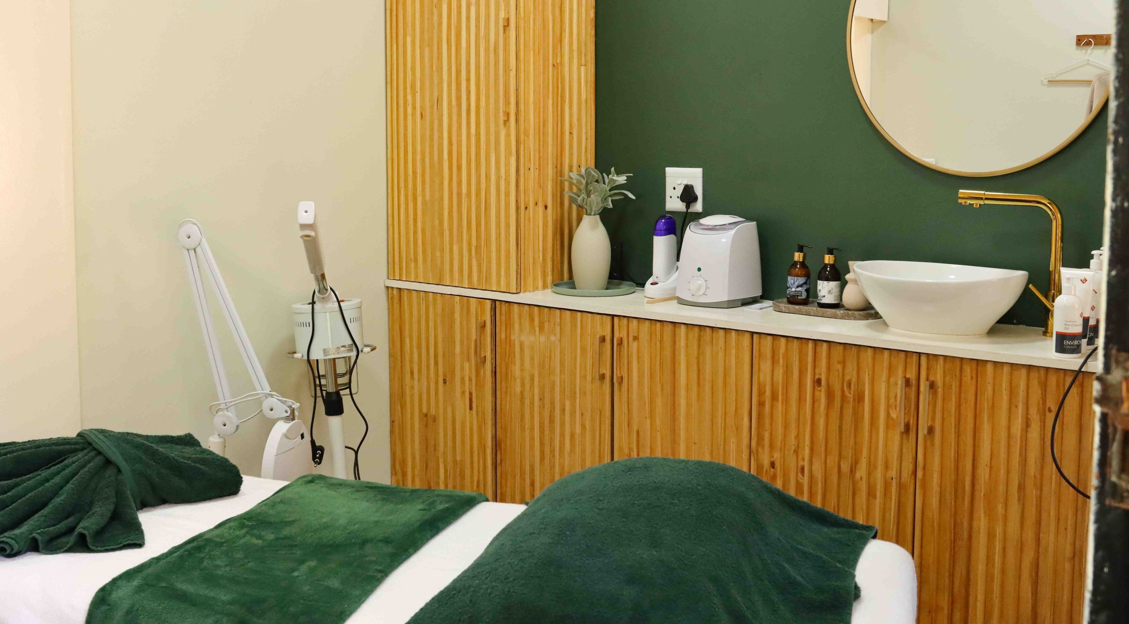 Relaxing treatment room at Umdlalo Wellness, Port Shepstone, Kwazulu-natal, ZA with green accents and modern fixtures.