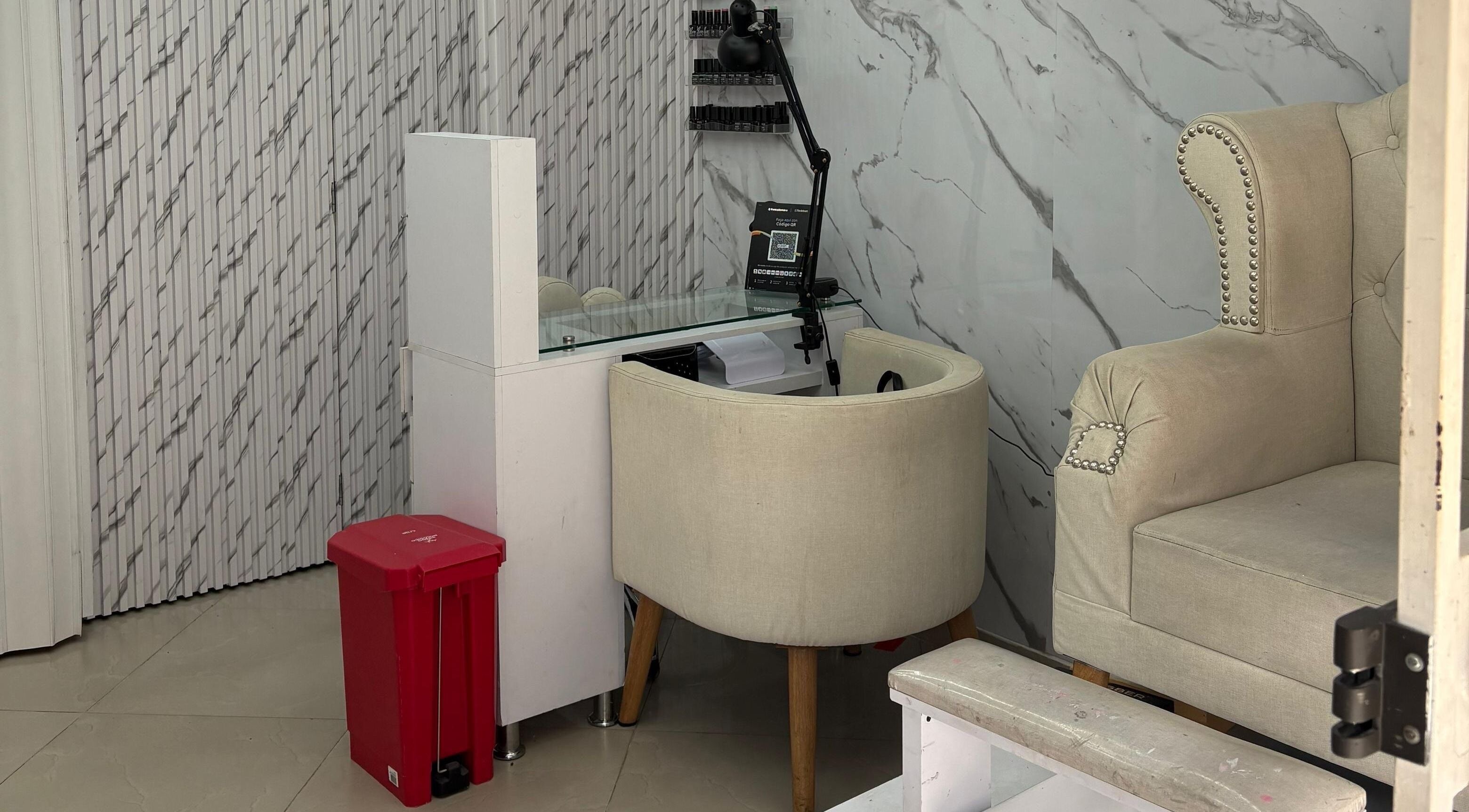 Estación de manicure en Justin Spa Nails, Medellín, Antioquia, CO con diseño elegante y silla cómoda.