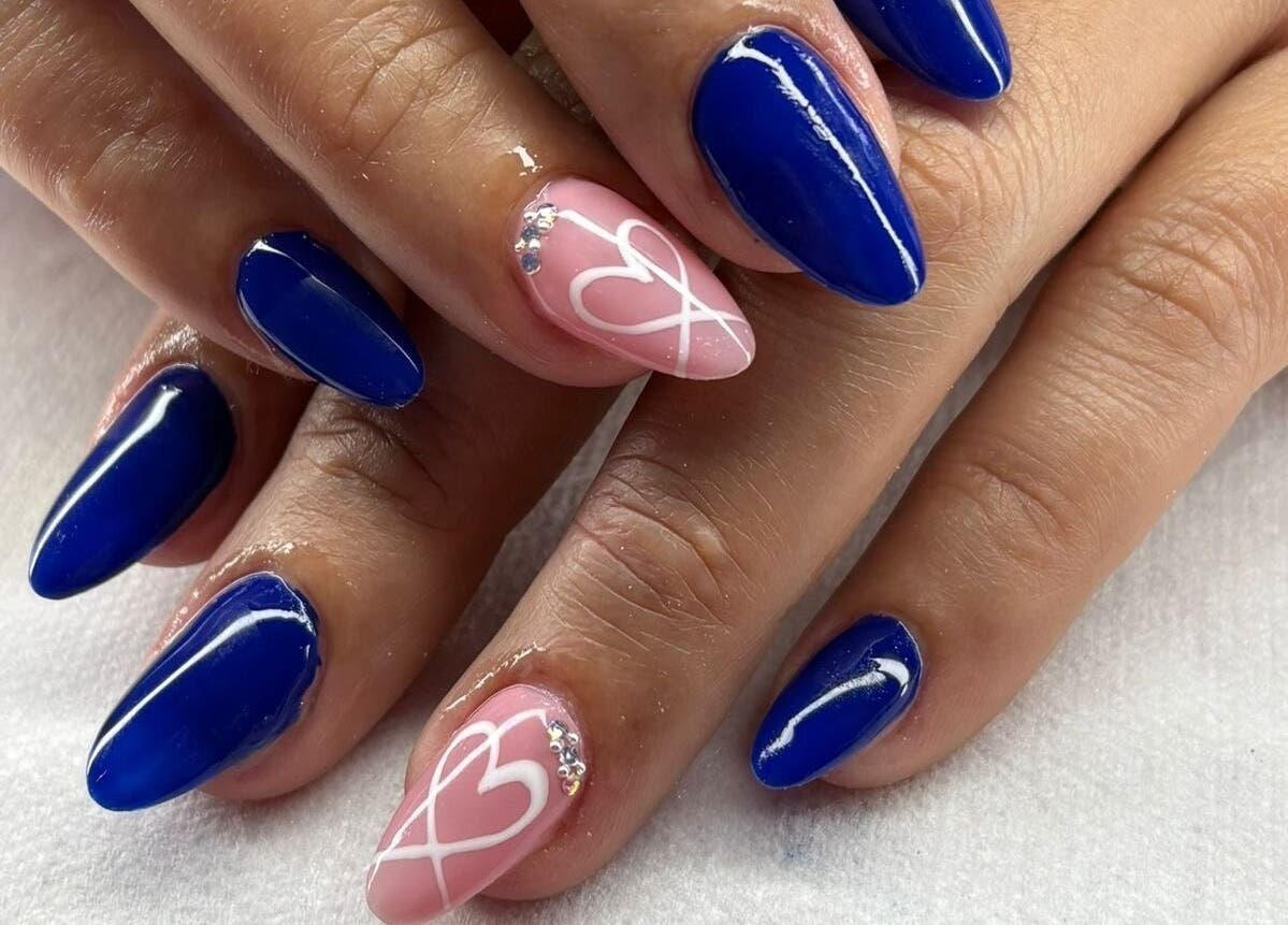 Diseño de uñas brillantes con azul cobalto y corazones en Justin Spa Nails, Medellín, Antioquia, CO.