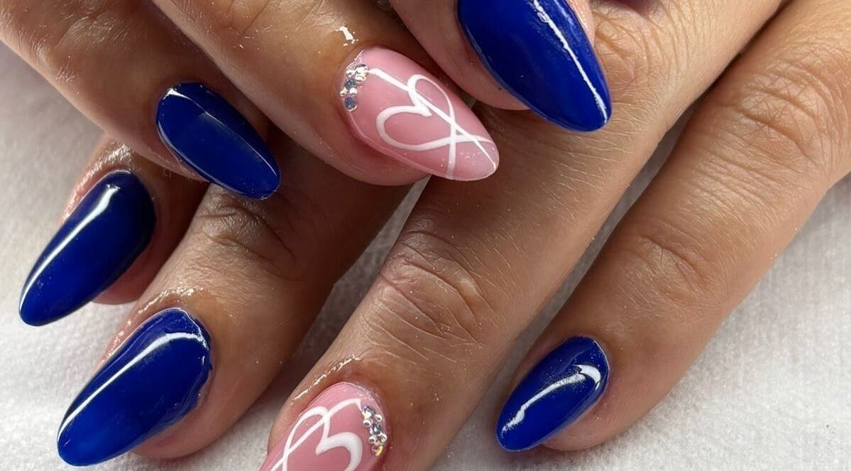 Diseño de uñas brillantes con azul cobalto y corazones en Justin Spa Nails, Medellín, Antioquia, CO.
